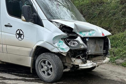 OKUL SERVİSİ İLE ARAÇ ÇARPIŞTI, 2 KİŞİ YARALANDI