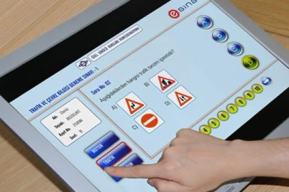 EHLİYET SINAVINDA KOPYA ÇEKEN İKİ ŞÜPHELİ YAKALANDI