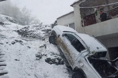 BELEDİYE ARACI KAZA YAPTI: 1 YARALI