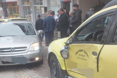 PARK HALİNDEKİ ARAÇ İKİ TİCARİ TAKSİYE ÇARPTI