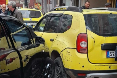 FRENİ TUTMAYAN ARAÇ 2 ARACA ÇARPTI!