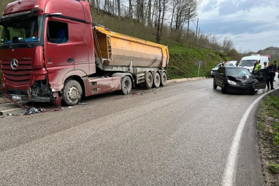 HAFRİYAT KAMYONU İLE OTOMOBİL ÇARPIŞTI! 