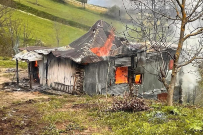 YAŞLI ADAMIN EVİ YANGINDA KÜLE DÖNDÜ!