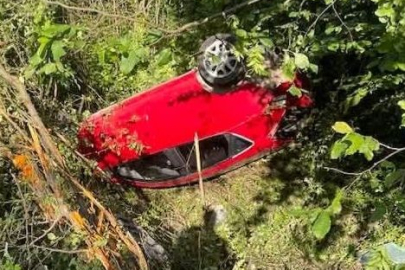 DERE YATAĞINA YUVARLANAN OTOMOBİL HAVADA ASILI KALDI