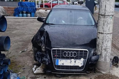 Elektrik Direğine Çarpan Aracın Sürücüsü Yaralandı