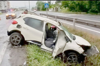 FATSA’DA REFÜJE ÇARPAN ARAÇ KAZA YAPTI: 1 YARALI