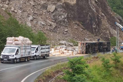 SAMAN YÜKLÜ TIR DEVRİLDİ!
