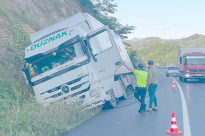 REFÜJE ÇARPAN TIR DEVRİLDİ!