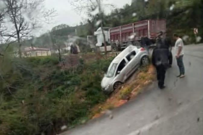 VİRAJI ALAMAYAN OTOMOBİL  ŞARAMPOLE YUVARLANDI!