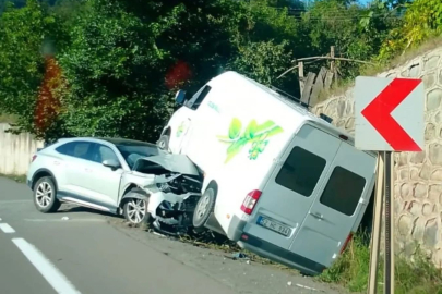 OTOMOBİL İLE MİNİBÜS  ÇARPIŞTI: 4 YARALI