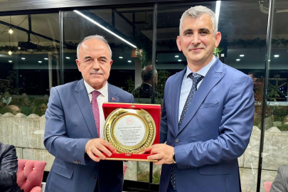 VALİ EROL’DAN TÜZÜN’E VEDA PLAKETİ
