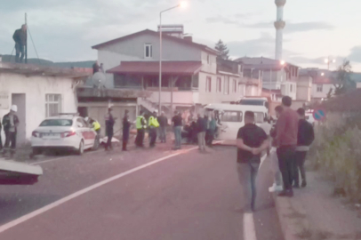 ÇEKİCİ İLE MİNİBÜS ÇARPIŞTI: 3 YARALI