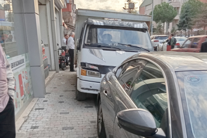 DİREKSİYONDA EPİLEPSİ NÖBETİ GEÇİREN SÜRÜCÜ KAZA YAPTI