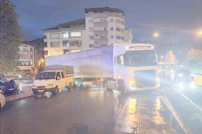 KÖŞEYİ DÖNEMEYEN TIR TRAFİĞİ FELÇ ETTİ!