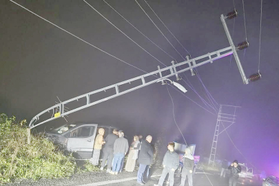 ARAÇ DİREĞE ÇARPTI, ELEKTRİKLER KESİLDİ!