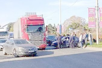 TIR İLE OTOMOBİL ÇARPIŞTI, TRAFİK FELÇ OLDU