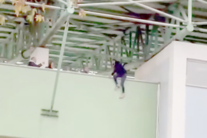 STADYUM DUVARINA ÇIKAN VATANDAŞ İKNA EDİLEREK KURTARILDI