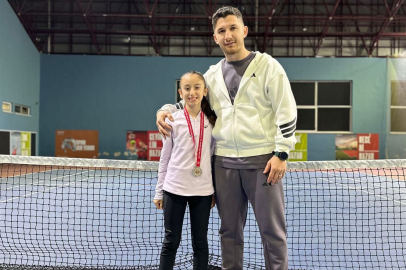 ORDU’NUN GENÇ TENİSÇİLERİ MADALYALARI SİLİP SÜPÜRDÜ