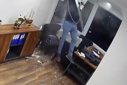 TAVANA BASTI, OFİSE DÜŞTÜ!