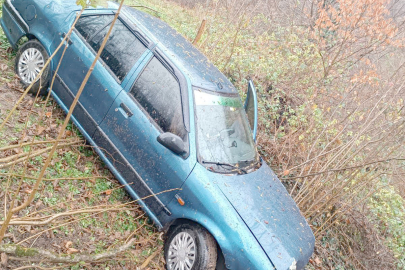 KONTROLDEN ÇIKAN ARAÇ BAHÇEYE UÇTU: 2 YARALI