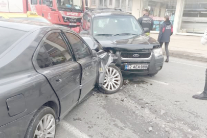 ÜÇ ARACIN KARIŞTIĞI KAZADA 3 KİŞİ YARALANDI!