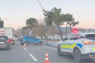 OTOMOBİL AYDINLATMA DİREĞİNE ÇARPTI