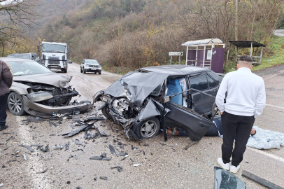 İKİ OTOMOBİL KAFA KAFAYA ÇARPIŞTI: 3 YARALI