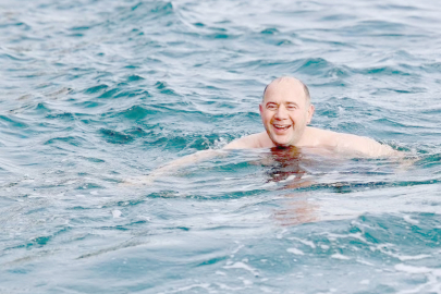 ORDULU VALİ KIŞ ORTASINDA DENİZE GİRDİ!