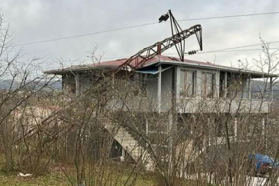 ELEKTRİK DİREĞİ EVİN ÜZERİNE DEVRİLDİ