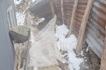 DEV KAYA EVE ÇARPTI!