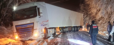BUZDA KAYAN TIR YOLDA KALDI