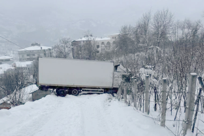KAYGAN ZEMİNDE KAMYON YOLU KAPATTI