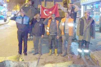 TEMİZLİK PERSONELİNDEN TÜRK BAYRAĞINA ANLAMLI DURUŞ