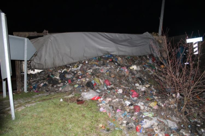 ÇÖP KAMYONU DEVRİLDİ:  1 KİŞİ YARALANDI   