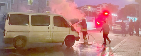 ATA CADDESİ’NDE  KORKUTAN ARAÇ YANGINI!