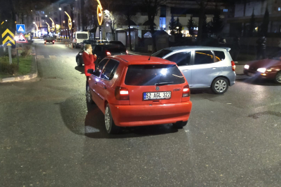 ATA CADDESİ’NDE İKİ ARAÇ ÇARPIŞTI!