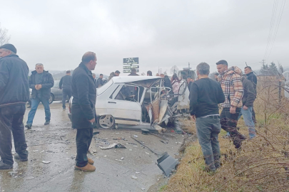 İKİ OTOMOBİL KAFA KAFAYA ÇARPIŞTI: 4 YARALI 