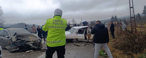 İKİ OTOMOBİL KAFA KAFAYA ÇARPIŞTI: 4 YARALI 