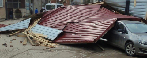 YÜKSEKLERİ FIRTINA VURDU!