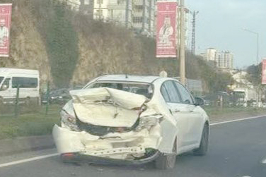 DEMAS KAVŞAĞI’NDA 3 ARAÇ BİRBİRİNE GİRDİ!