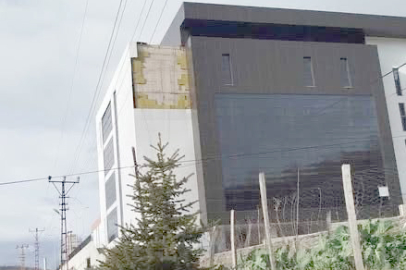 HASTANE DAHA AÇILMADAN FIRTINADA DÖKÜLDÜ!