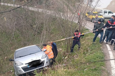 FIRTINA OTOMOBİLİ FINDIK BAHÇESİNE SÜRÜKLEDİ