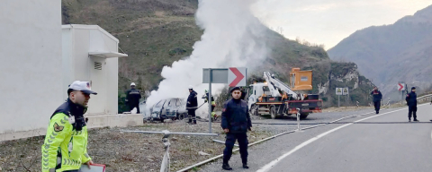 DİREĞE ÇARPAN ARAÇ ALEV ALDI