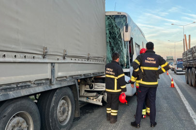 ÜNYE’DE YOLCU OTOBÜSÜ TIRA ÇARPTI: 4 YARALI