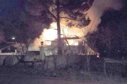 AMBARDA ÇIKAN YANGIN HER YERİ KÜLE ÇEVİRDİ