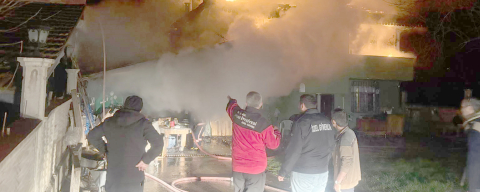 AMBARDA ÇIKAN YANGIN HER YERİ KÜLE ÇEVİRDİ