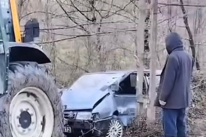 KÖPEĞE ÇARPMAMAK İÇİN KAZA YAPTI