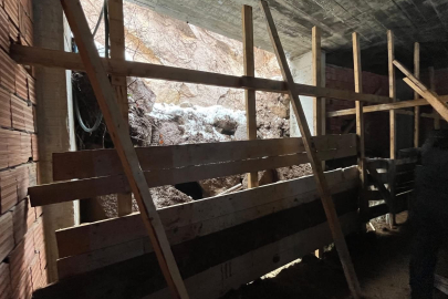 AĞIL ÇÖKTÜ, KOYUNLAR TELEF OLDU