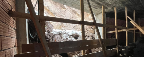 AĞIL ÇÖKTÜ, KOYUNLAR TELEF OLDU