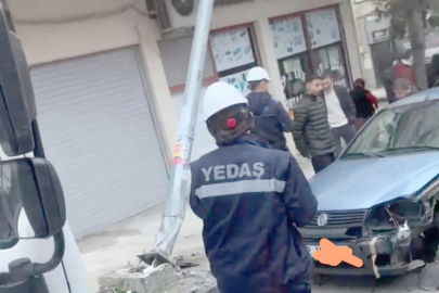 OTOMOBİL ELEKTRİK DİREĞİNE ÇARPTI!